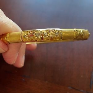 Gold bracelet. Stamped 750 on the inside.